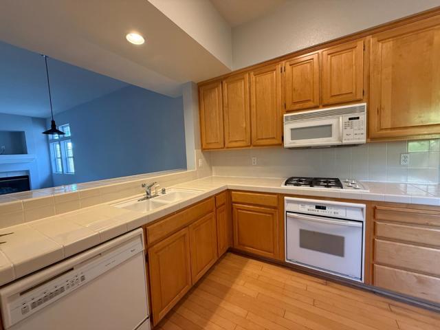 121 Crescent Court, Brisbane CA: https://media.crmls.org/mediaz/56000392-37af-40ec-b510-3e34386c9091.jpg