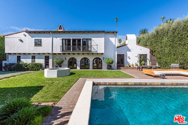 820 N Roxbury Drive, Beverly Hills CA: https://media.crmls.org/mediaz/56000cc6-b4d1-4788-8b44-786f3b8c02e7.jpg