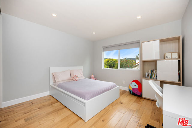 22518 Jameson Drive, Calabasas CA: https://media.crmls.org/mediaz/56006066-b110-4e84-b6cb-7a10c508d15d.jpg