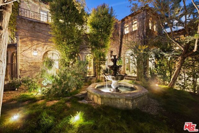 3300 N Knoll Drive, Los Angeles CA: https://media.crmls.org/mediaz/5600e1b2-2377-4d6d-bd1e-bd2b66a2cee1.jpg