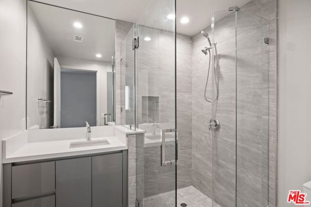 816 N Orange Drive, Los Angeles CA: https://media.crmls.org/mediaz/56018eea-8904-41d8-a9f5-aa72a8fc3510.jpg