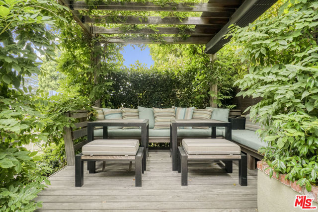 2926 Urban Avenue, Santa Monica CA: https://media.crmls.org/mediaz/56020aa5-d8bd-4d15-8758-c0e82d9bb11c.jpg