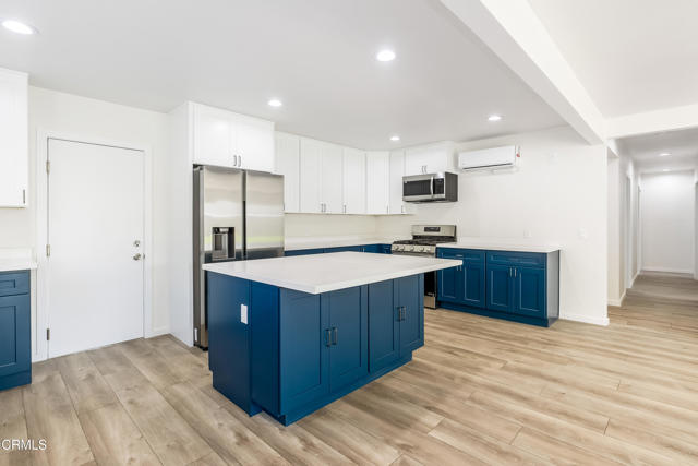 8751 Odessa Avenue, North Hills CA: https://media.crmls.org/mediaz/56022a24-9943-4703-be0b-abc33ed94f0e.jpg