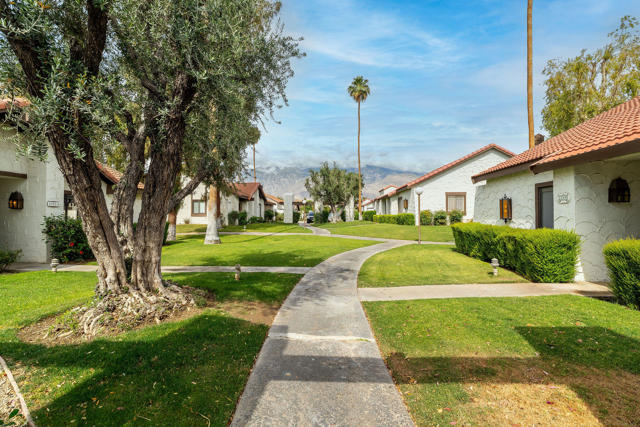 2355 S Gene Autry Trail, Palm Springs CA: https://media.crmls.org/mediaz/560338c7-a26f-41a8-8179-2e966830d367.jpg