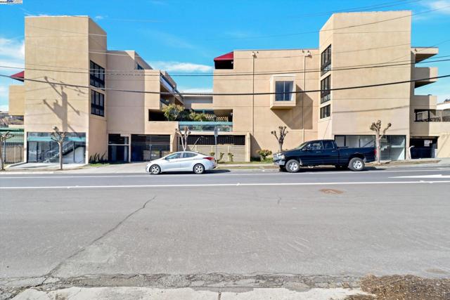 1771 Broadway Street, Concord CA: https://media.crmls.org/mediaz/56039f6f-252b-43eb-b603-c9426a69c6b0.jpg