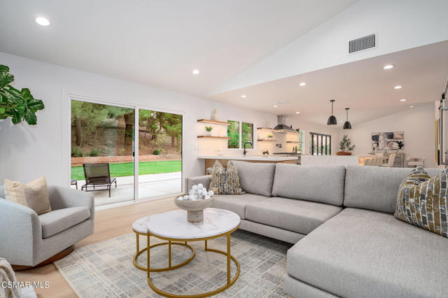 674 Lautrec Court, Thousand Oaks CA: https://media.crmls.org/mediaz/5604166b-05b0-4975-9a5c-a73db56669fb.jpg