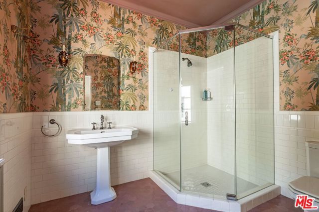 1136 N Doheny Drive, Los Angeles CA: https://media.crmls.org/mediaz/56056924-71ca-4208-acd2-3fd87c5c76bf.jpg