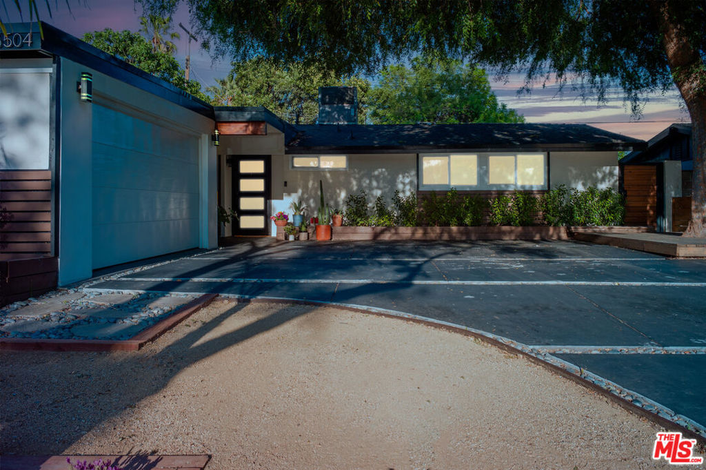 https://media.crmls.org/mediaz/56057dbf-f971-4569-8243-f6acc42b50d3.jpg?preset=X-Large