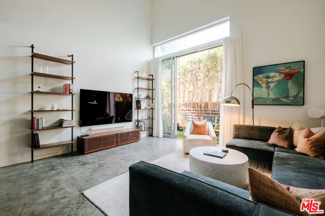 1220 N Orange Grove Avenue, West Hollywood CA: https://media.crmls.org/mediaz/56064357-74d4-4160-b50c-f0647714eb23.jpg