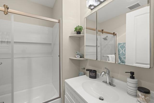 1021 Scott St, San Diego CA: https://media.crmls.org/mediaz/560716a2-7585-45ed-a9f3-8802d035a0de.jpg