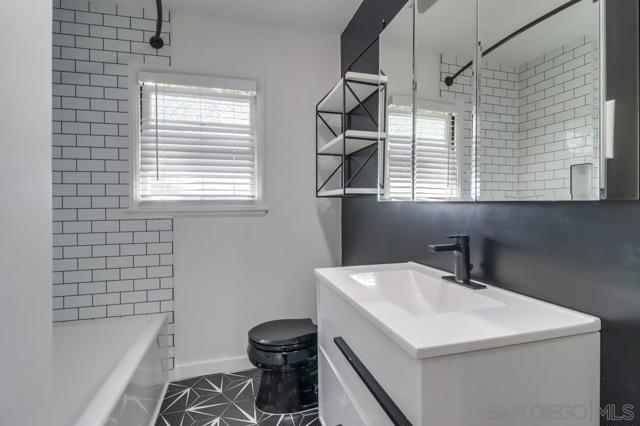3518 Isla Vista Dr, San Diego CA: https://media.crmls.org/mediaz/5608351d-e7e3-4d48-bbec-d15492abcd00.jpg