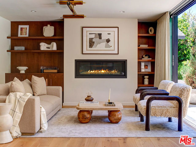 8674 Edwin Drive, Los Angeles CA: https://media.crmls.org/mediaz/5608844d-2927-403f-ab93-add0dc998283.jpg