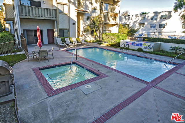 18433 Hatteras Street, Tarzana CA: https://media.crmls.org/mediaz/5608ea2f-9d35-4529-b88f-3d23e4610c8b.jpg