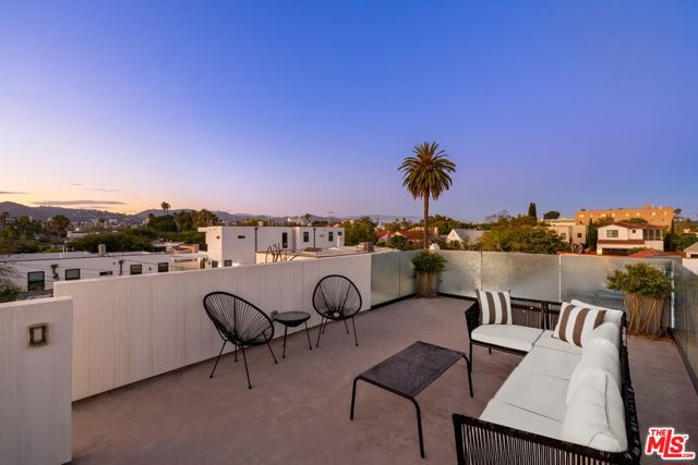 521 N Formosa Avenue, Los Angeles CA: https://media.crmls.org/mediaz/56092d08-adcf-4419-905a-e5f0b9fa0cc6.jpg