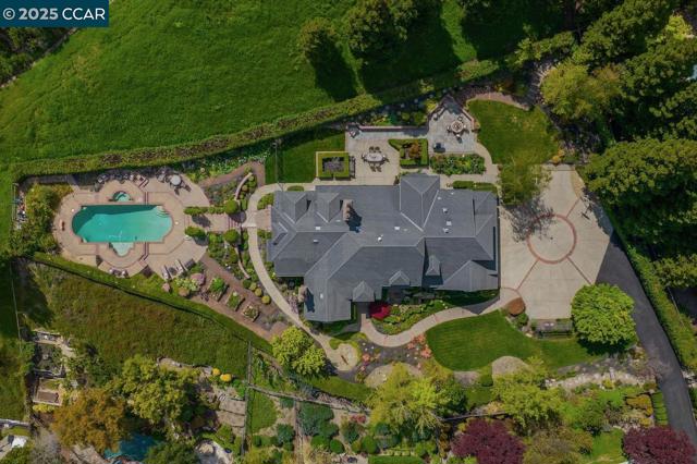 29 Brandt Dr, Moraga CA: https://media.crmls.org/mediaz/560b02ce-bbab-4718-91d1-b9eb186d27c7.jpg