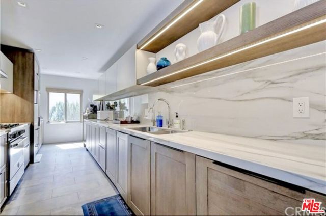 439 N Doheny Drive, Beverly Hills CA: https://media.crmls.org/mediaz/560b53f0-5907-490d-8f22-42703a418d2b.jpg