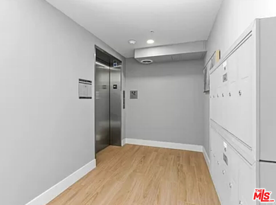 https://media.crmls.org/mediaz/560b842b-cdfd-45af-88a1-a31478d74677.jpg?preset=X-Large