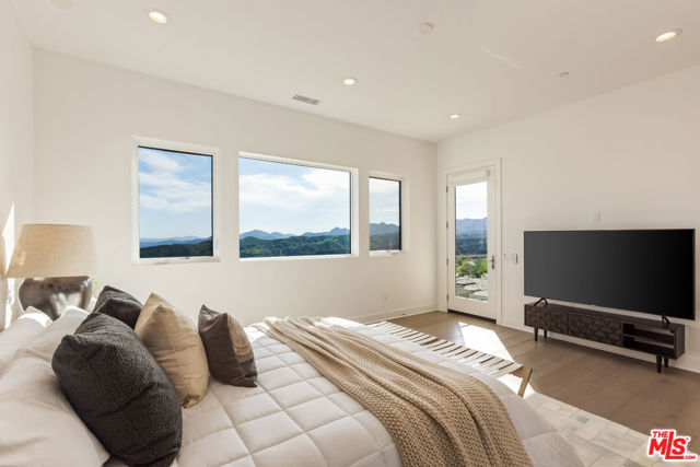 20668 W Hummingbird Court, Porter Ranch CA: https://media.crmls.org/mediaz/560c79d0-6500-4cc1-a618-5745cf99ec4c.jpg