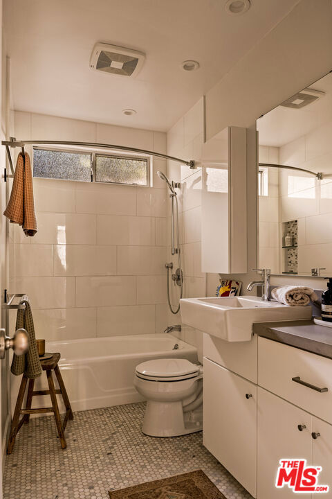 2604 N Beachwood Drive, Los Angeles CA: https://media.crmls.org/mediaz/560c8df4-7350-4791-a57b-9bcf8714d35e.jpg
