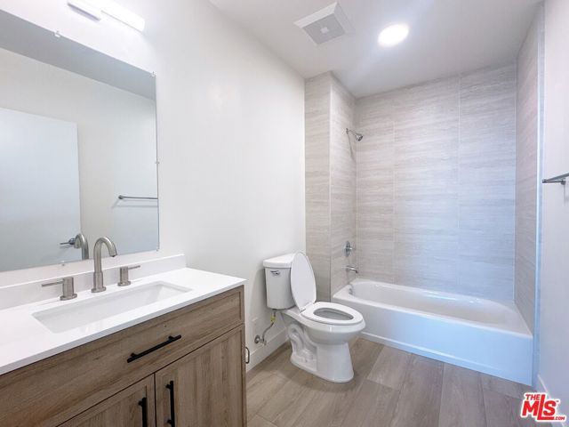 1106 S Kenmore Avenue, Los Angeles CA: https://media.crmls.org/mediaz/560ca379-e875-4212-9c33-ec09fa1f40df.jpg