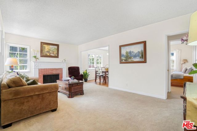 2577 Wellesley Avenue, Los Angeles CA: https://media.crmls.org/mediaz/560fa605-287e-4c4f-8a1e-5658a18b8771.jpg