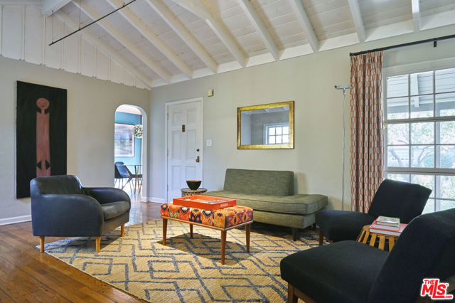 5105 Morella Avenue, Valley Village CA: https://media.crmls.org/mediaz/56108c38-4a5b-49cf-853f-09eb1652c7b0.jpg