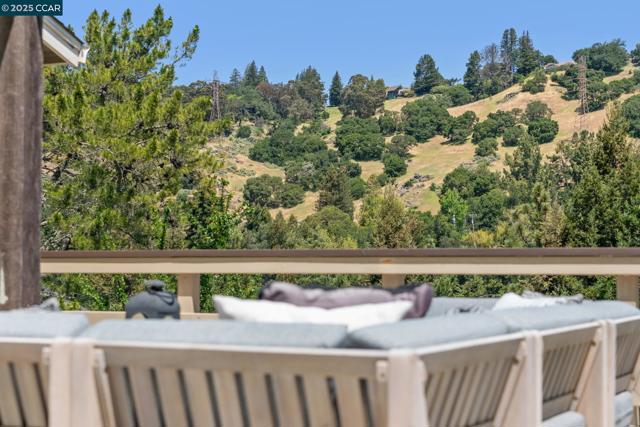 70 Lost Valley Dr, Orinda CA: https://media.crmls.org/mediaz/56109185-3dc9-4755-9ae2-9bf6e683b12f.jpg