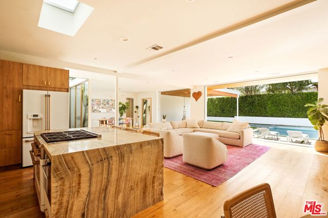 6641 Bedford Avenue, Los Angeles CA: https://media.crmls.org/mediaz/56109e9a-be05-4d09-b39b-b95d8013bc5b.jpg