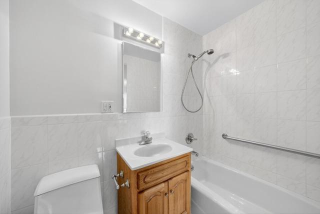 476 7th Avenue, San Francisco CA: https://media.crmls.org/mediaz/5611af21-9acb-422e-a824-86ba6c724c3b.jpg