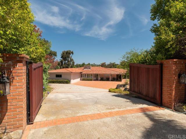 6418 Paseo Delicias, Rancho Santa Fe CA: https://media.crmls.org/mediaz/5612693c-3e80-4e6e-8488-9373f92dcade.jpg