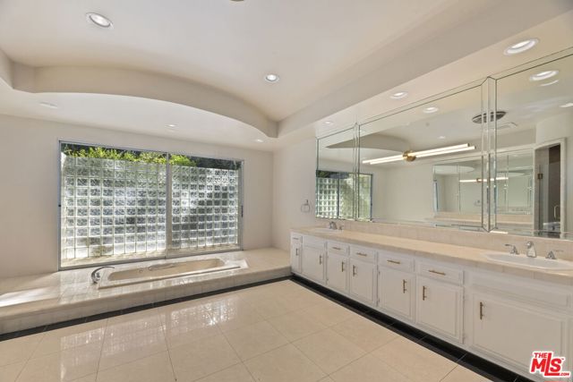 1860 Loma Vista Drive, Beverly Hills CA: https://media.crmls.org/mediaz/5612a61a-3716-44fd-870a-828d09aff195.jpg