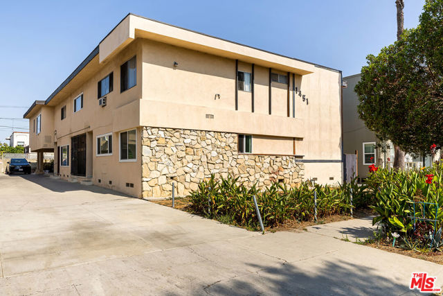 1451 S Norton Avenue, Los Angeles CA: https://media.crmls.org/mediaz/561301cd-a4b1-4ba8-8bd9-e085f5d313dc.jpg