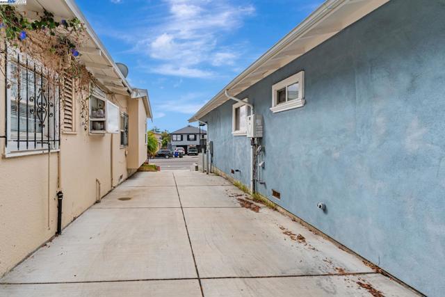 5444 Bancroft, Oakland CA: https://media.crmls.org/mediaz/56131f90-e5fa-4e0d-abf9-fd1062b54520.jpg