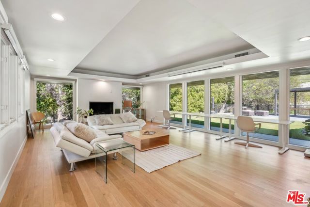 4900 Queen Victoria Road, Woodland Hills CA: https://media.crmls.org/mediaz/56134914-33fd-489c-a370-9f95e474d481.jpg