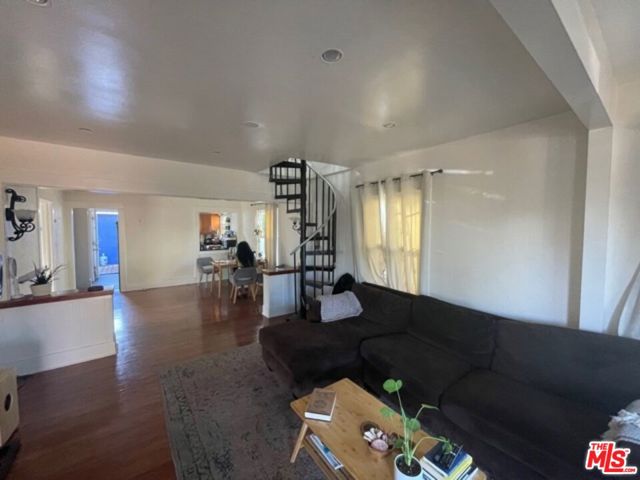 547 Brooks Avenue, Venice CA: https://media.crmls.org/mediaz/561358dd-a255-4f79-93f9-95feed5ee35c.jpg