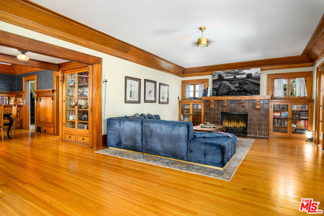 5301 Brynhurst Avenue, Los Angeles CA: https://media.crmls.org/mediaz/5613e091-ddcd-4e75-ae17-881f8b86ba35.jpg