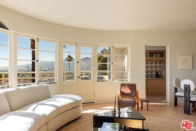 1333 E Palmer Avenue, Glendale CA: https://media.crmls.org/mediaz/56148690-0d82-4fa5-af40-56c5cbdfd0b2.jpg
