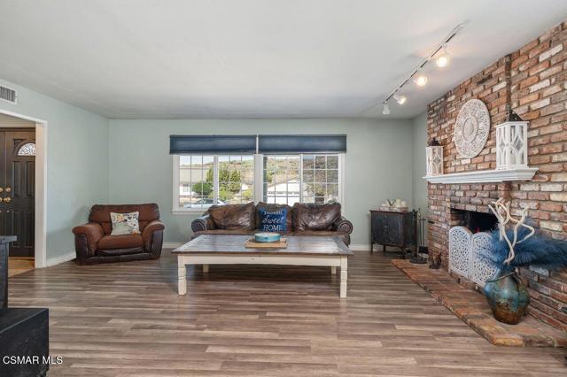 1076 Calle Contento, Thousand Oaks CA: https://media.crmls.org/mediaz/5615af9a-e8d0-4b29-8c88-daad02cca201.jpg