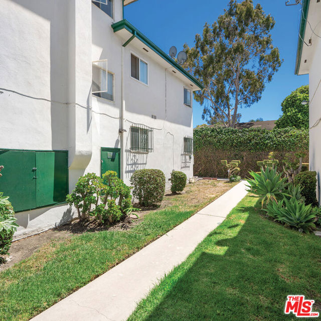 3950 Hillcrest Drive, Los Angeles CA: https://media.crmls.org/mediaz/56182bbb-6e4a-438f-b587-76203cf12450.jpg