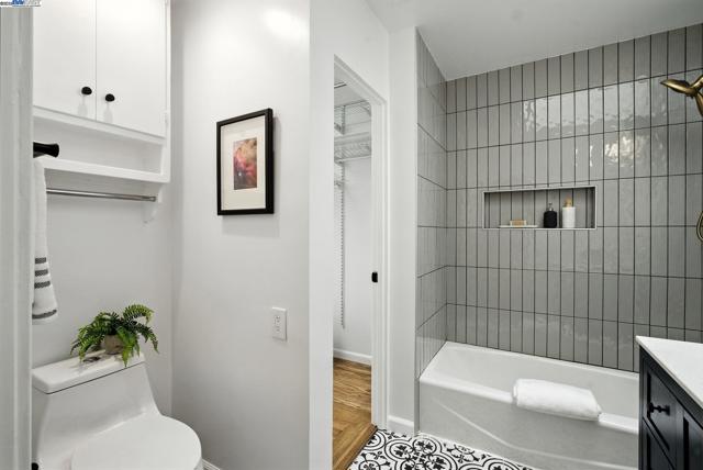 24 Riverton Dr, San Francisco CA: https://media.crmls.org/mediaz/56184a33-297b-4e49-ab04-065b4f2aa660.jpg
