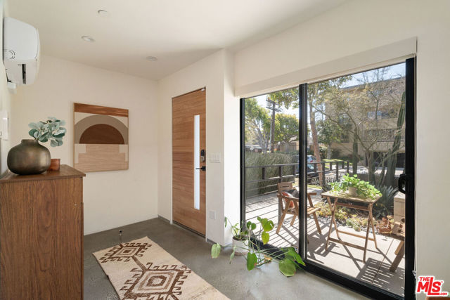 820 N Formosa Avenue, Los Angeles CA: https://media.crmls.org/mediaz/561883b7-4220-448d-b2f9-e27503b3bb4f.jpg