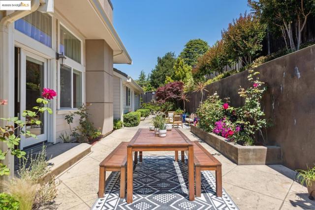 3244 Ridgeview PL, Hayward CA: https://media.crmls.org/mediaz/5619633c-8d7d-4e3c-a63b-f2adc33c6fd0.jpg