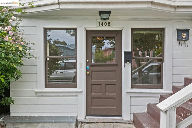 1406 Kains Ave, Berkeley CA: https://media.crmls.org/mediaz/561968a2-d7be-43b2-95be-3c5a95319668.jpg