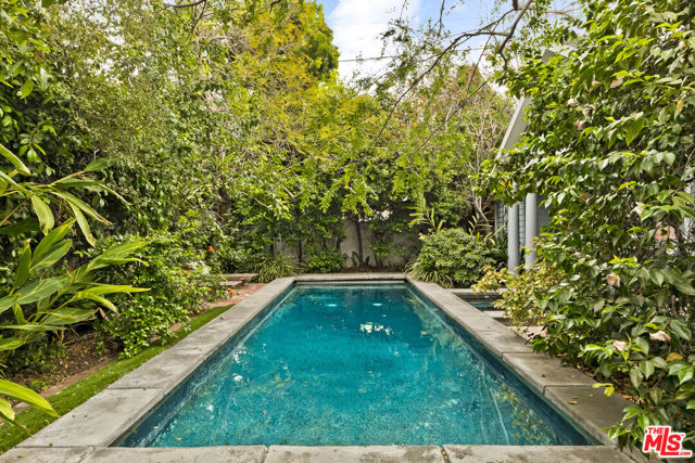 232 N Arden Boulevard, Los Angeles CA: https://media.crmls.org/mediaz/56199451-f14a-4214-ba23-8dc0d506dc5d.jpg