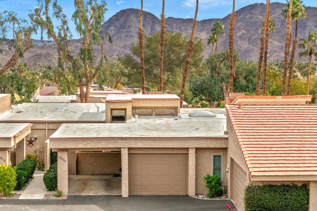 48980 Wildwood Lane, Palm Desert CA: https://media.crmls.org/mediaz/56199842-76cb-4ebf-9a16-63d08ab46967.jpg