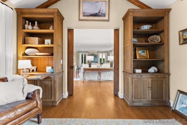 7725 Whitefield Pl, La Jolla CA: https://media.crmls.org/mediaz/561a08e2-ac5d-44c7-8730-560b7d35f4d6.jpg