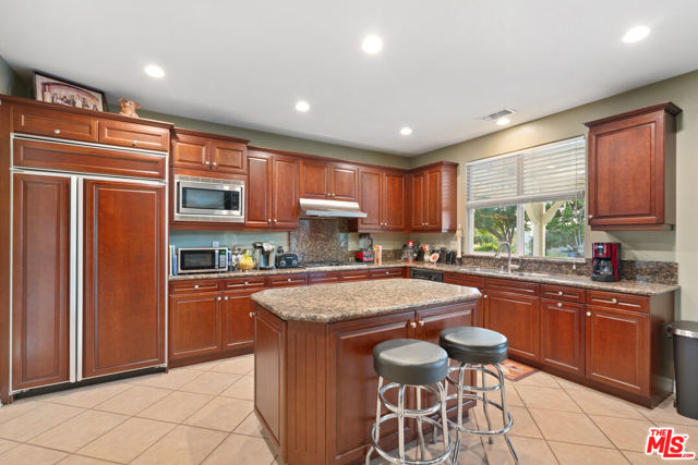 633 Noble Road, Simi Valley CA: https://media.crmls.org/mediaz/561a1e02-d50d-4aaf-b72a-ebbc861a8979.jpg