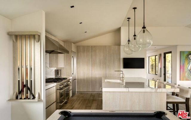 2532 Canyon Oak Dr, Los Angeles CA: https://media.crmls.org/mediaz/561a2199-80ff-4d4b-ad72-82f970cfbc62.jpg