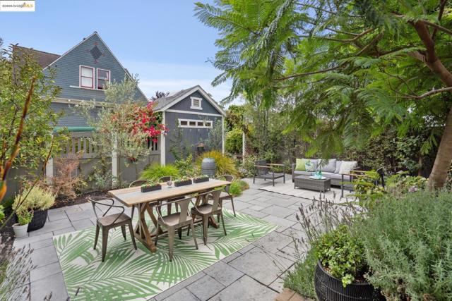 1042 Santa Clara Ave, Alameda CA: https://media.crmls.org/mediaz/561a7c8b-7449-4182-a8ff-3b0ba0b5f7c5.jpg