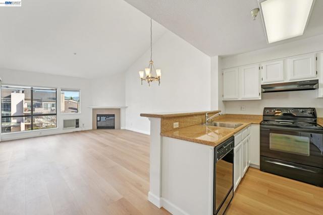 39206 Guardino Dr, Fremont CA: https://media.crmls.org/mediaz/561b16a1-832e-4a28-9b3a-3991a9f03fd1.jpg